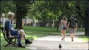 【海外露出】爆乳ブロンドが公園でおっぱいを晒しながら散歩する